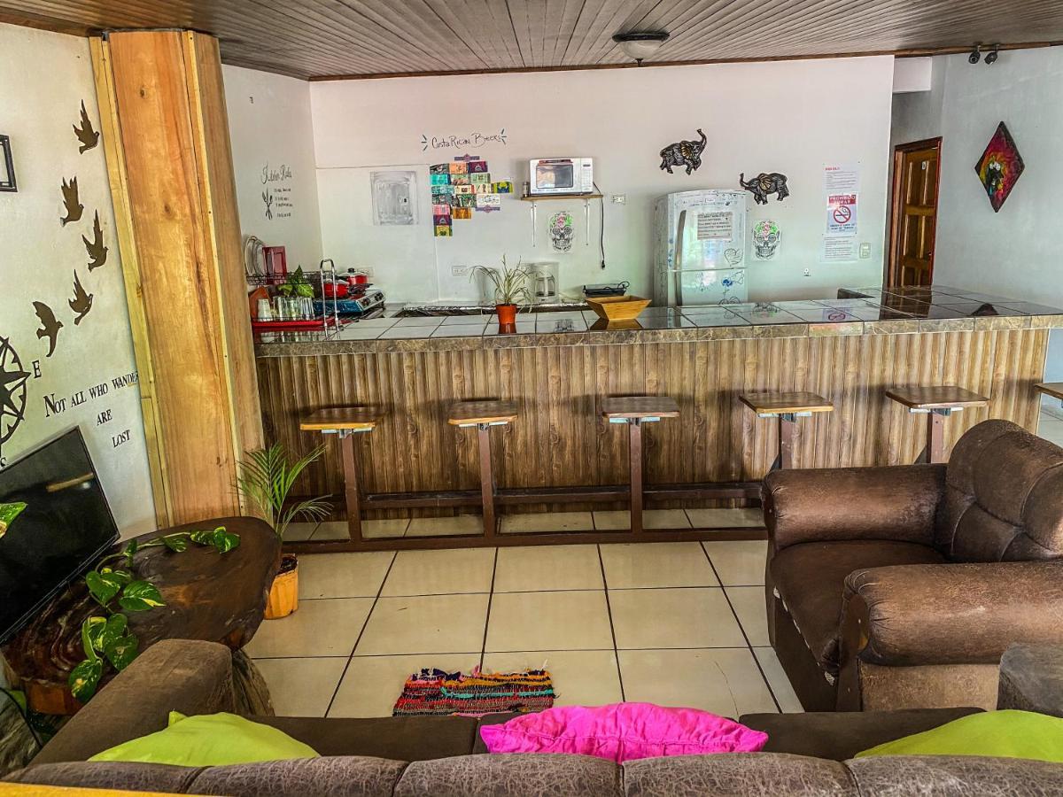 Bato'S Hostel Quepos Exterior photo