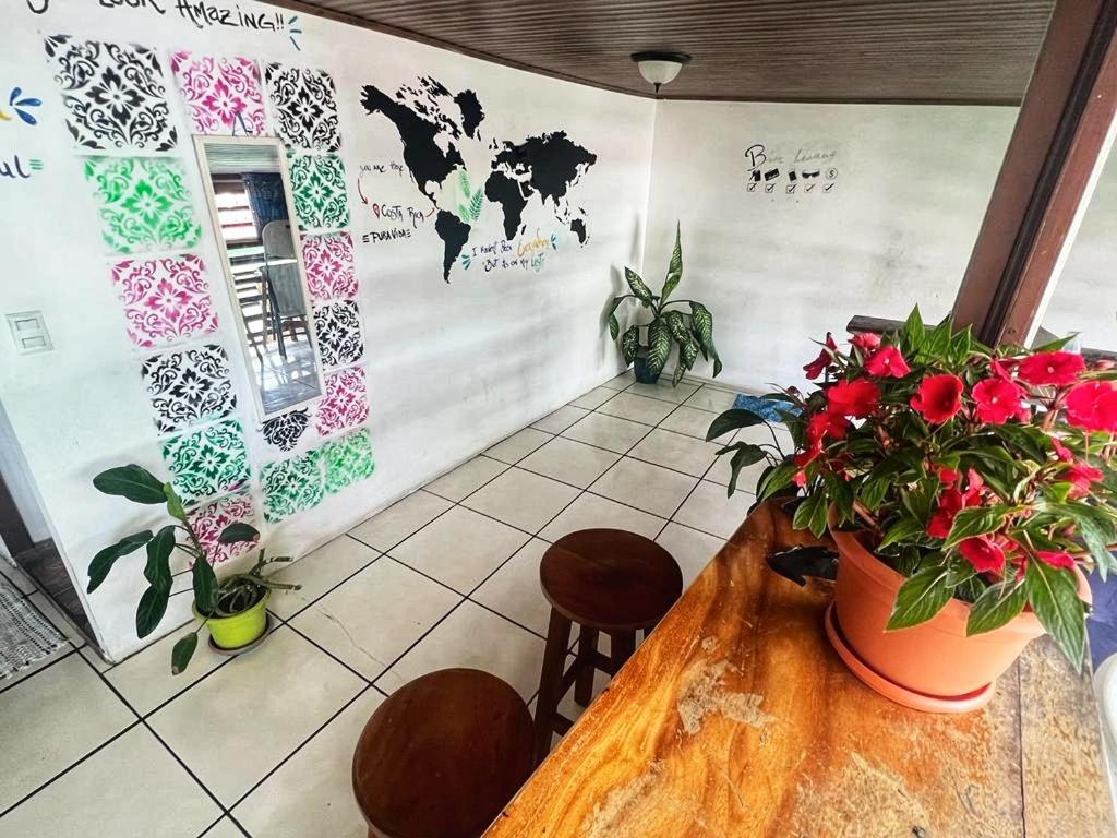 Bato'S Hostel Quepos Exterior photo